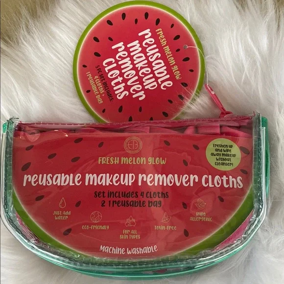 New reusable makeup remover cloths 
Set includes 4 clothes and 1 reusable bag - Picture 2 of 2